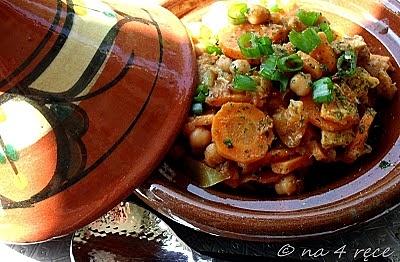 Tagine z kurczakiem, batatami, marchewką i ciecierzycą
