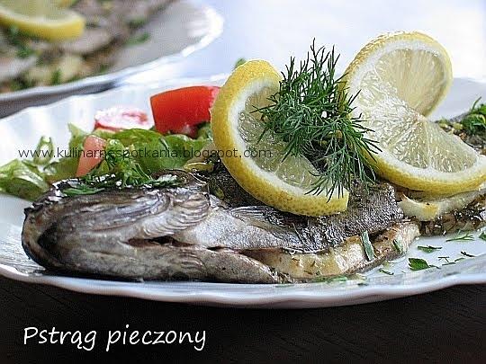 Pstrąg pieczony z cytryną, natką pietruszki i koperkiem