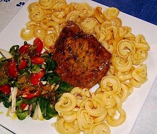 Pasta con carne - makaron z mięsem i ziołami