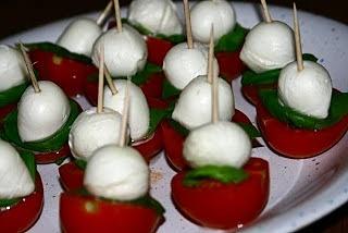 Koreczki z pomidorów, mozzarelli i bazylii