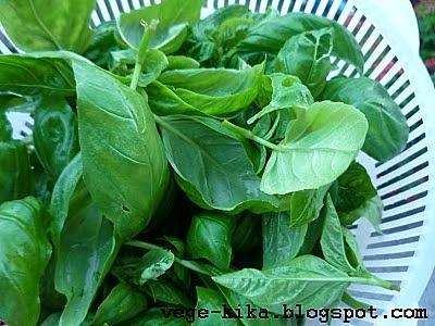 Pesto z migdałami bez sera i piniowych orzechów