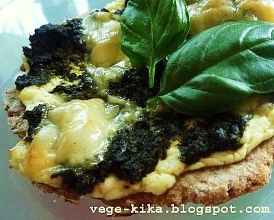Mini-pizza ze szpinakiem na cieście z mąki żytniej razowej