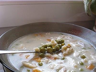 Zupa z zielonego groszku z lanym ciastem
