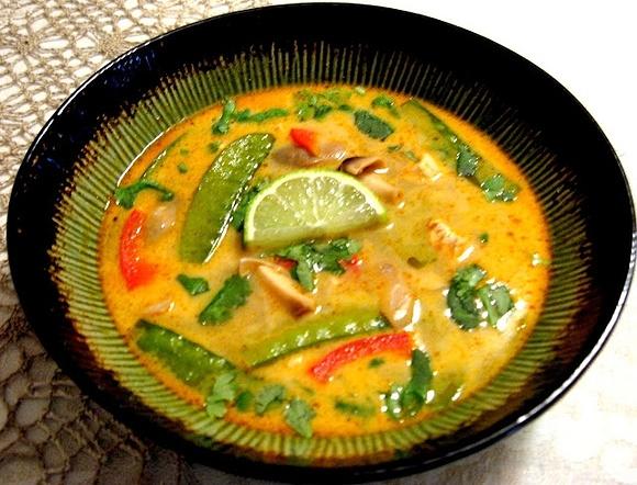 Tom Kha Gai - tajska zupa z kurczakiem i mlekiem kokosowym