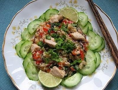 Khao pad kra prao gai - tajski ryż smażony z kurczakiem i bazylią