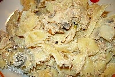 Makaron z tuńczykiem i pieczarkami