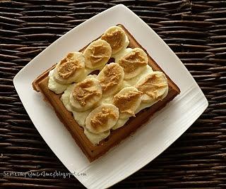 Pełnoziarniste wegańskie gofry z masłem orzechowym i bananem