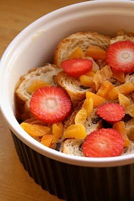 Pudding z owocami i pain-au-chocolat