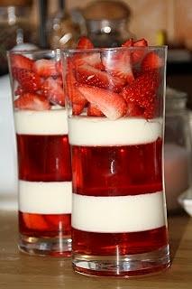 Waniliowa panna cotta z truskawkami