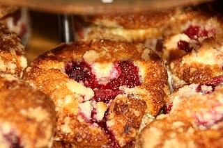 Przedurodzinowe muffinki z malinami i jagodami z kruszonką