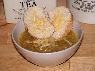 Zupa cebulowa z bagietką i serem