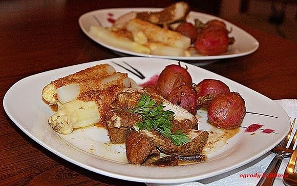 Polędwiczka z pieczonymi rzodkiewkami i pistacjami