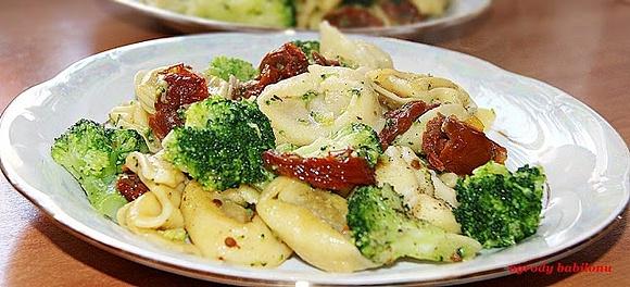 Tortellini z brokułami i suszonymi pomidorami
