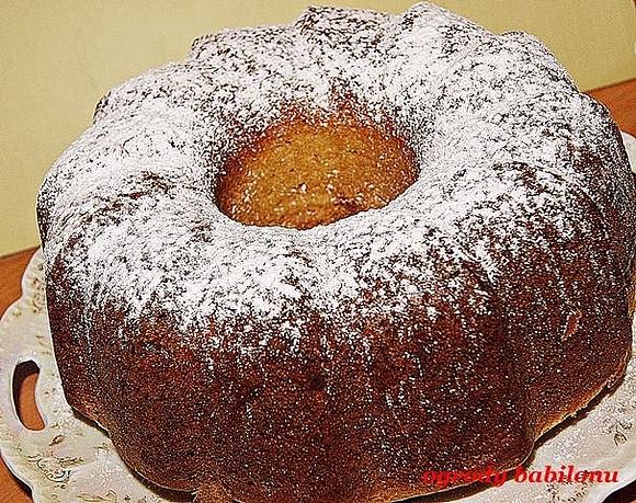 Babka z pekanami i syropem klonowym