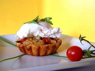 Jajka w koszulkach na tartinkach cukiniowych