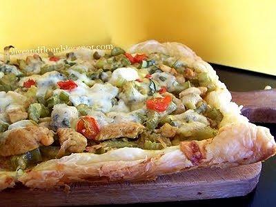 Tarta z ciasta francuskiego z kurczakiem curry, selerem naciowym i rokpolem