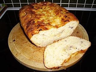 Chleb serowo-cebulowy z zamiennikami i garnkiem rzymskim
