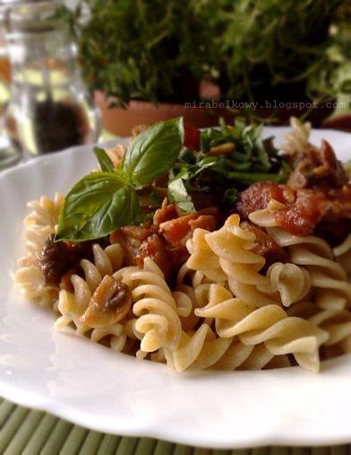 Fusilli po Tyrolsku z sosem pomidorowo-pieczarkowym i boczkiem
