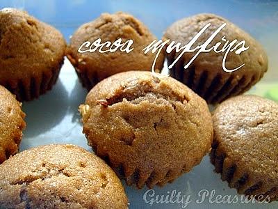 Miękkie i wilgotne muffiny kakaowe z budyniem