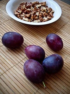 Ciasto owsiane ze śliwkami i orzechami