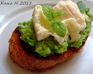 Crostini z puree z zielonego groszku i bobu