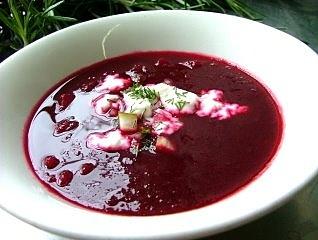 Pyszna zupa burakowa z korniszonami i kozim serem
