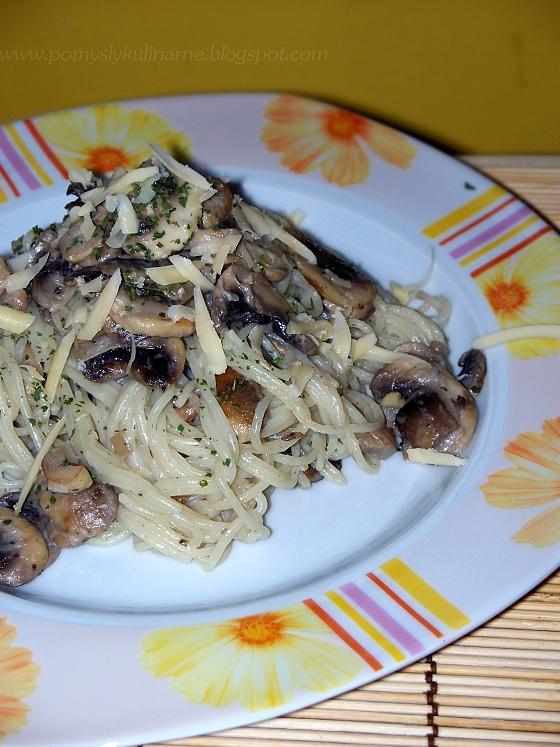 Makaronowe spaghetti z pieczarkami i czosnkiem