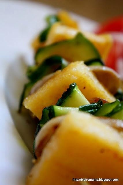 Szaszłyki z grillowaną polentą cukinią i pieczarkami