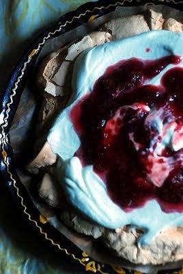 Tort Pavłovej bezowy z malinami i śmietaną