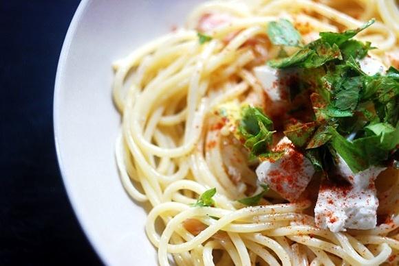 Spaghetti z łososiem i serem feta