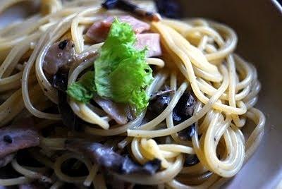 Spaghetti z sosem pieczarkowo szynkowym