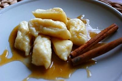 Leniwe pierogi z sosem imbirowo-cynamonowo-cytrynowo-miodowym