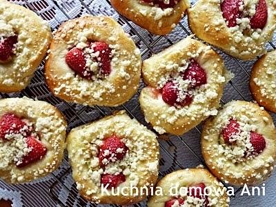 Drożdżówki z rabarbarem i truskawkami