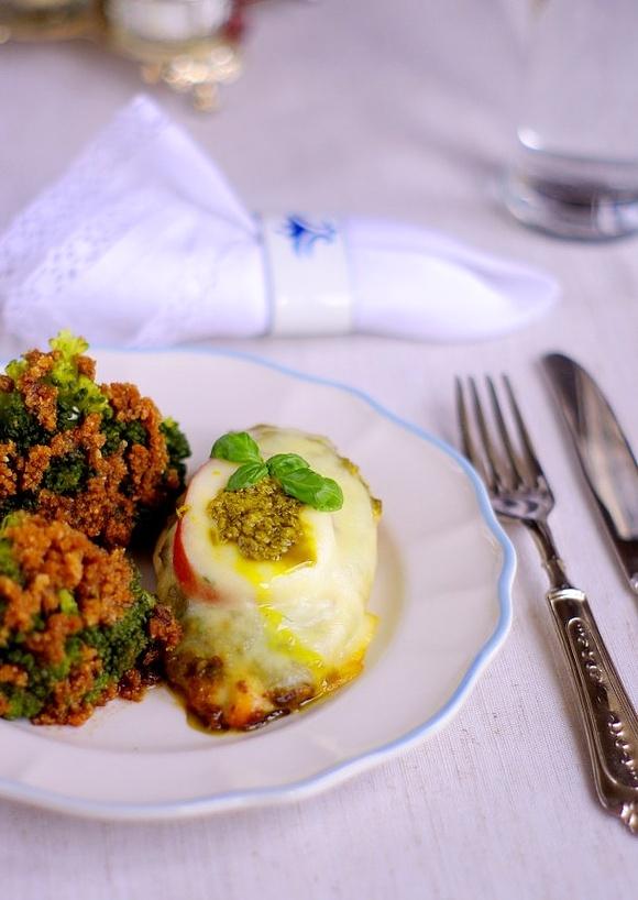 Kurczak z pesto, mozzarellą i pomidorem