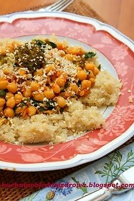 Groch włoski, pomidory i szpinak na quinoa – danie wegetariańskie