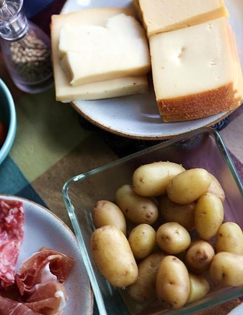 Raclette – z czym się je? Przygotowanie i podanie