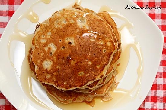 Jabłkowe pancakes z syropem klonowym