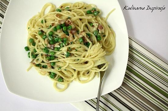 Spaghetti alla carbonara z zielonym groszkiem
