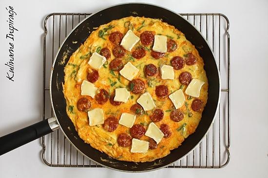 Omlet z chorizo i serem pleśniowym