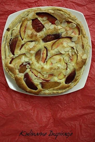 Tarta z masą migdałową i nektarynkami