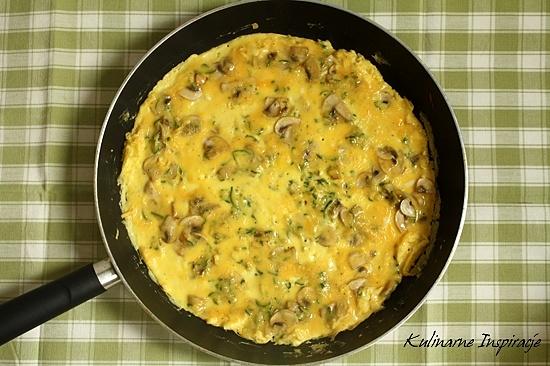 Omlet z cukinią, pieczarkami i serem