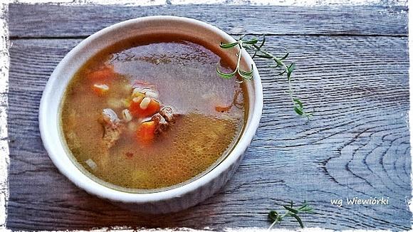 Zupa brown windsor z pęczakiem i sosem worcestershire