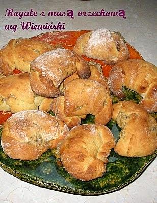 Drożdżowe rogale z nadzieniem orzechowym