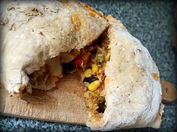 Orkiszowe calzone z brokułem i oliwkami