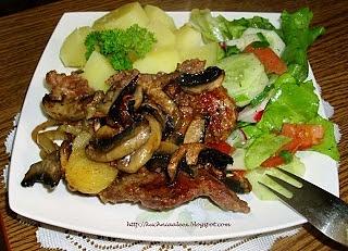Karkówka w pieczarkach