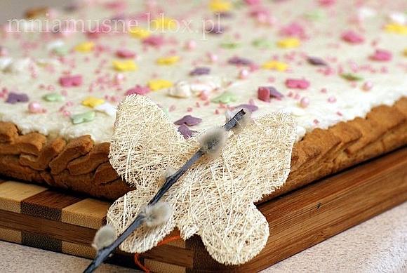 Lekki kokosowy mazurek z pastelkowym dekorem