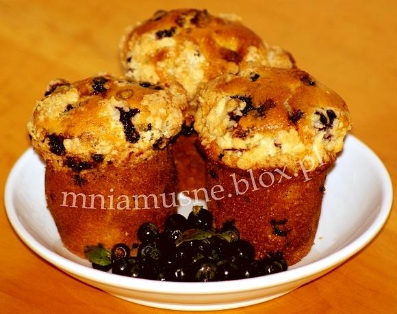 Muffinki jagodowe z białą czekoladą i kruszonką