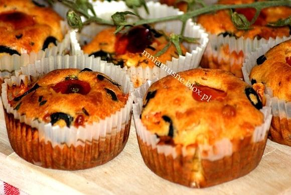 Muffinki z pomidorkami koktajlowymi i oliwkami