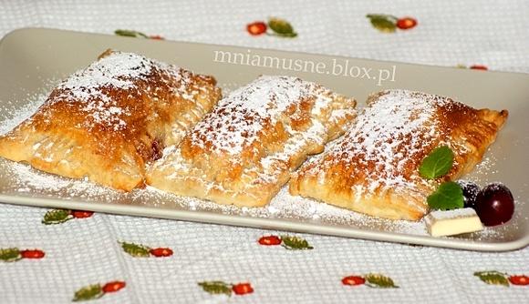 Poduszeczki z wiśniami i białą czekoladą