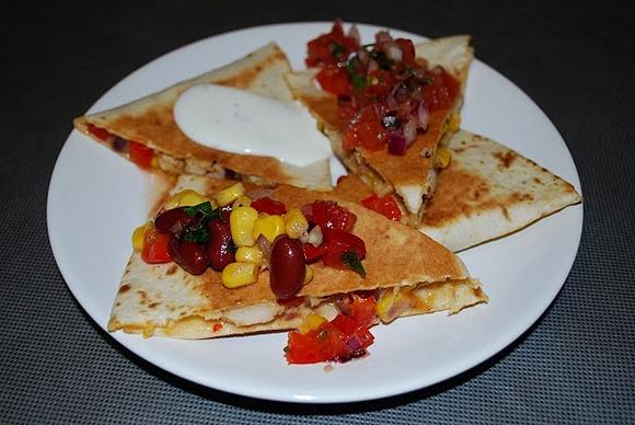 Quesadillas z kurczakiem i kukurydzą z ostrym serem cheddar